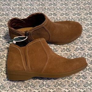 REVITALIGN Tan Chukka Boots
